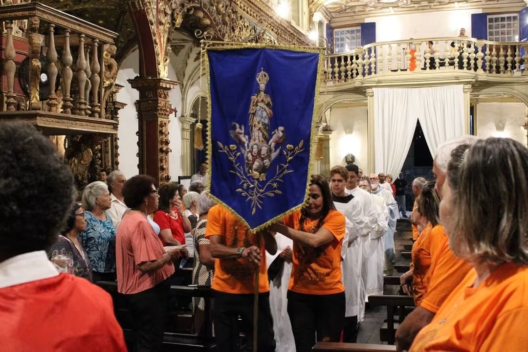 Estandarte de Nossa Senhora da Conceição levado em procissão dentro da Matriz